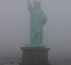 Freiheitsstatue im Nebel
