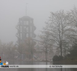 Wasserspielplatz im Nebel