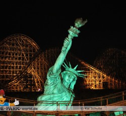 Freiheitsstatue vor Colossos