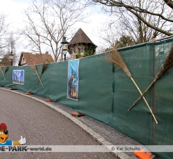 Bauzaun mit Walpurgisnacht Dekoration