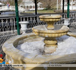 Brunnen mit Schnee