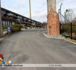 Frisch geteerter Weg