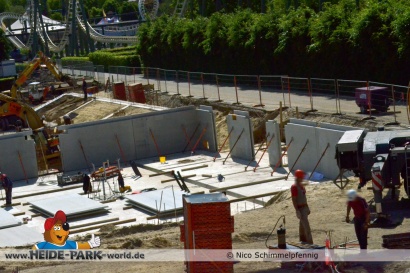 Wände für Gebäude werden hochgezogen