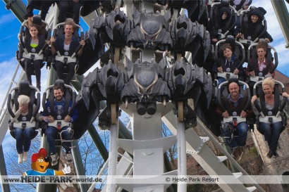 Prominente Besatzung eröffnet Flug der Dämonen, Deutschlands ersten Wing Coaster