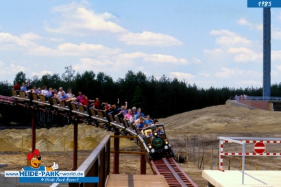 Der Mountain-Train rast nun durch den Heide Park